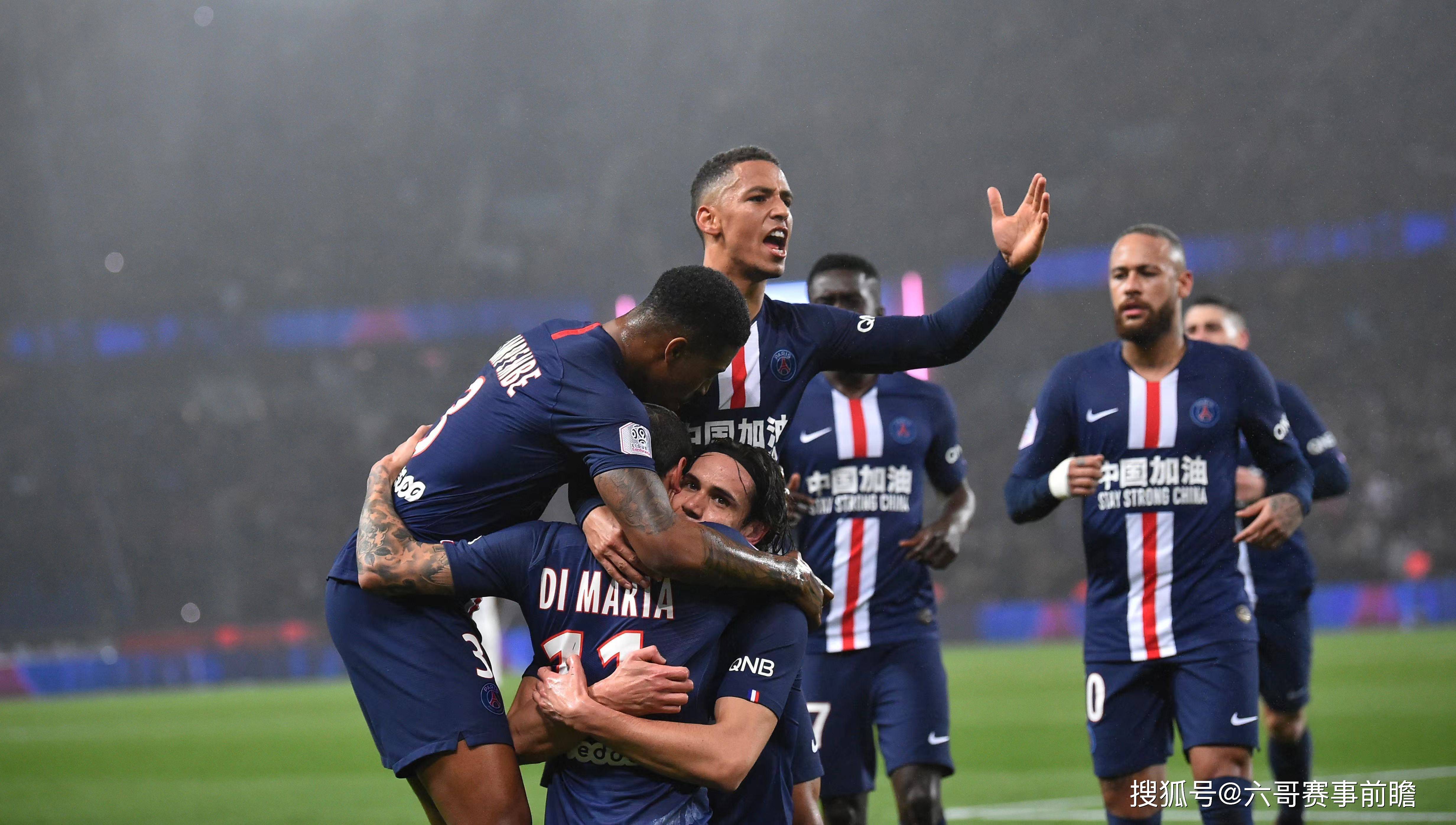 米兰体育课程-巴黎圣日耳曼巨星壮举，独揽三项殊荣！的简单介绍