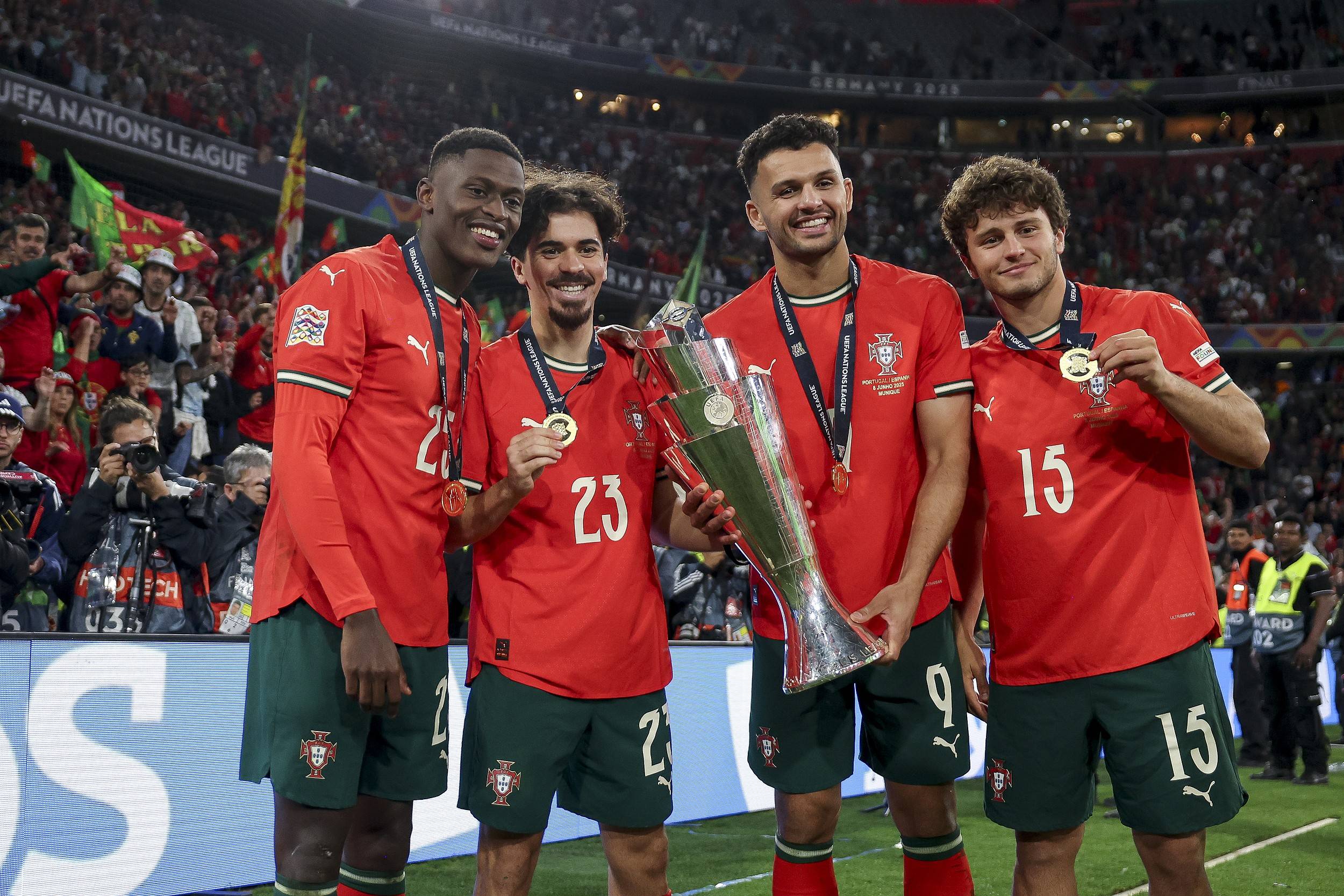 米兰体育培训-夺冠热门遭遇强敌，欧洲足球赛场火爆