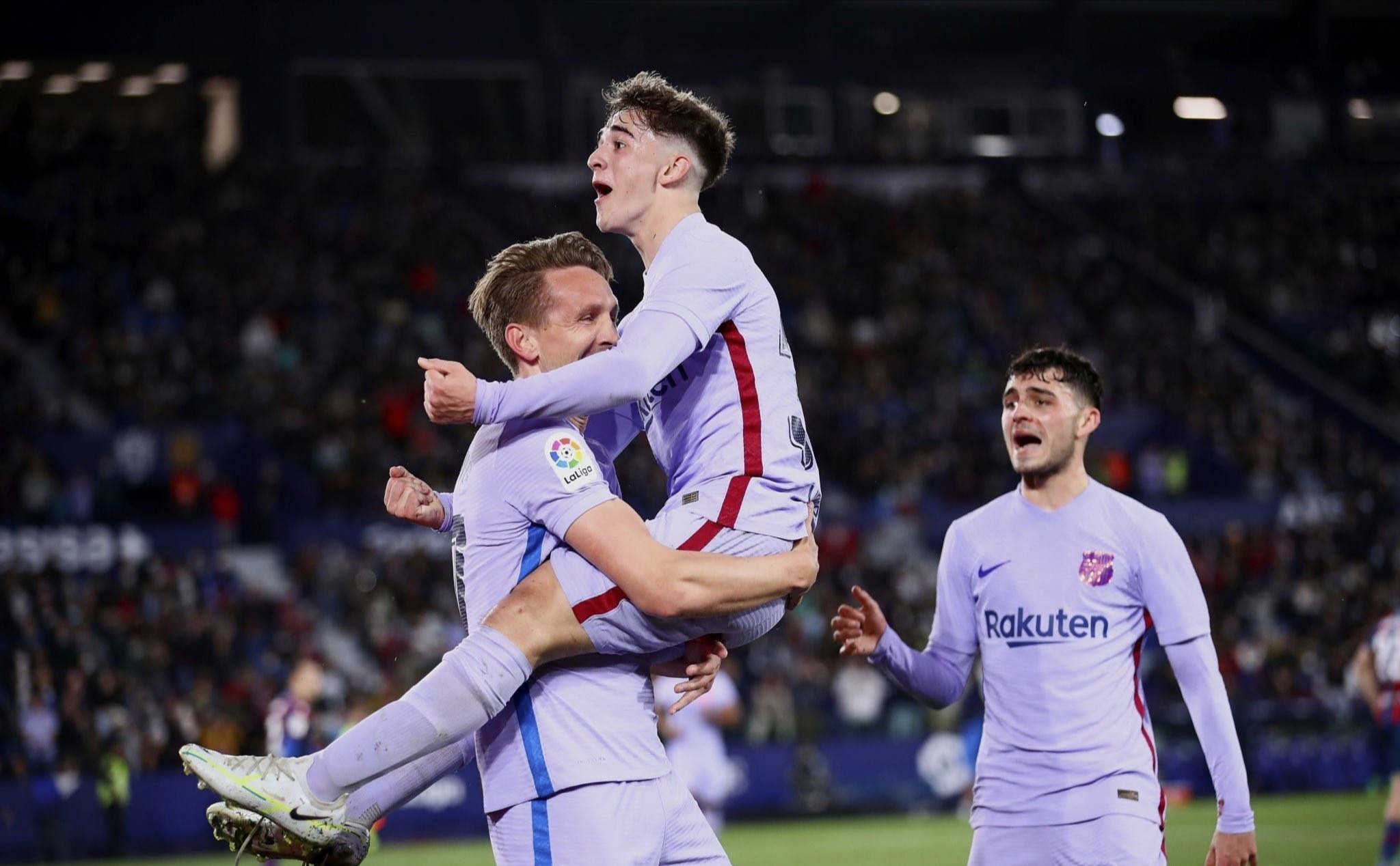 米兰体育亚洲官网-荷兰球队新赛季转型成功，引援成果显著