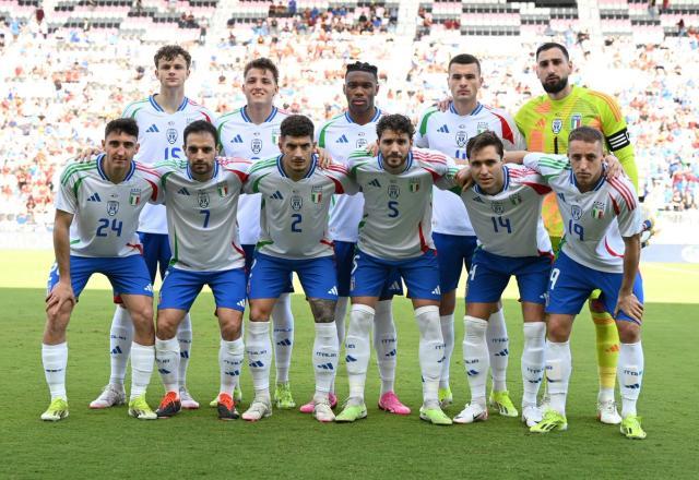 米兰体育网站-意大利队在友谊赛中与西班牙队交手