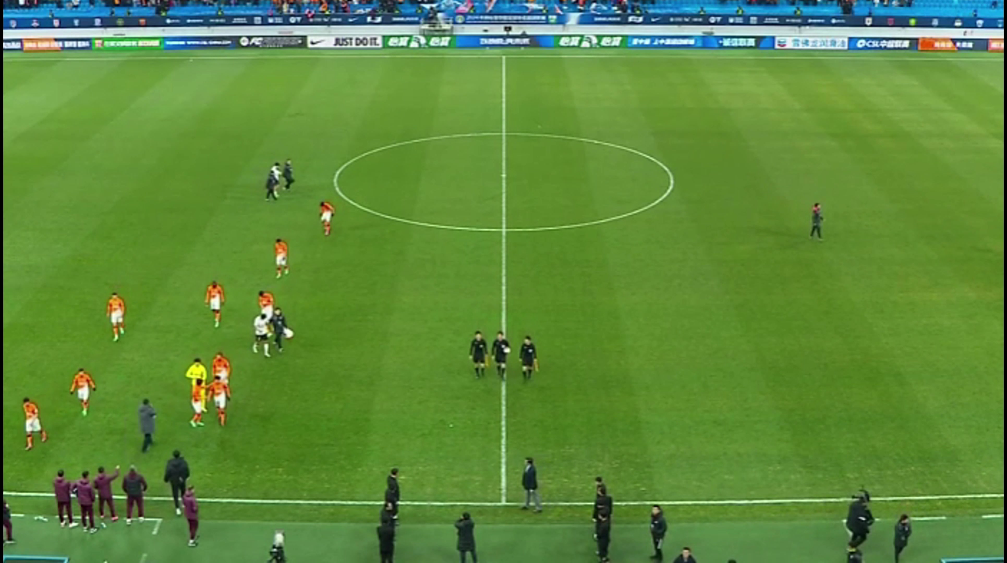 米兰体育网站入口-足球比赛疯狂进球，观众尽兴观看