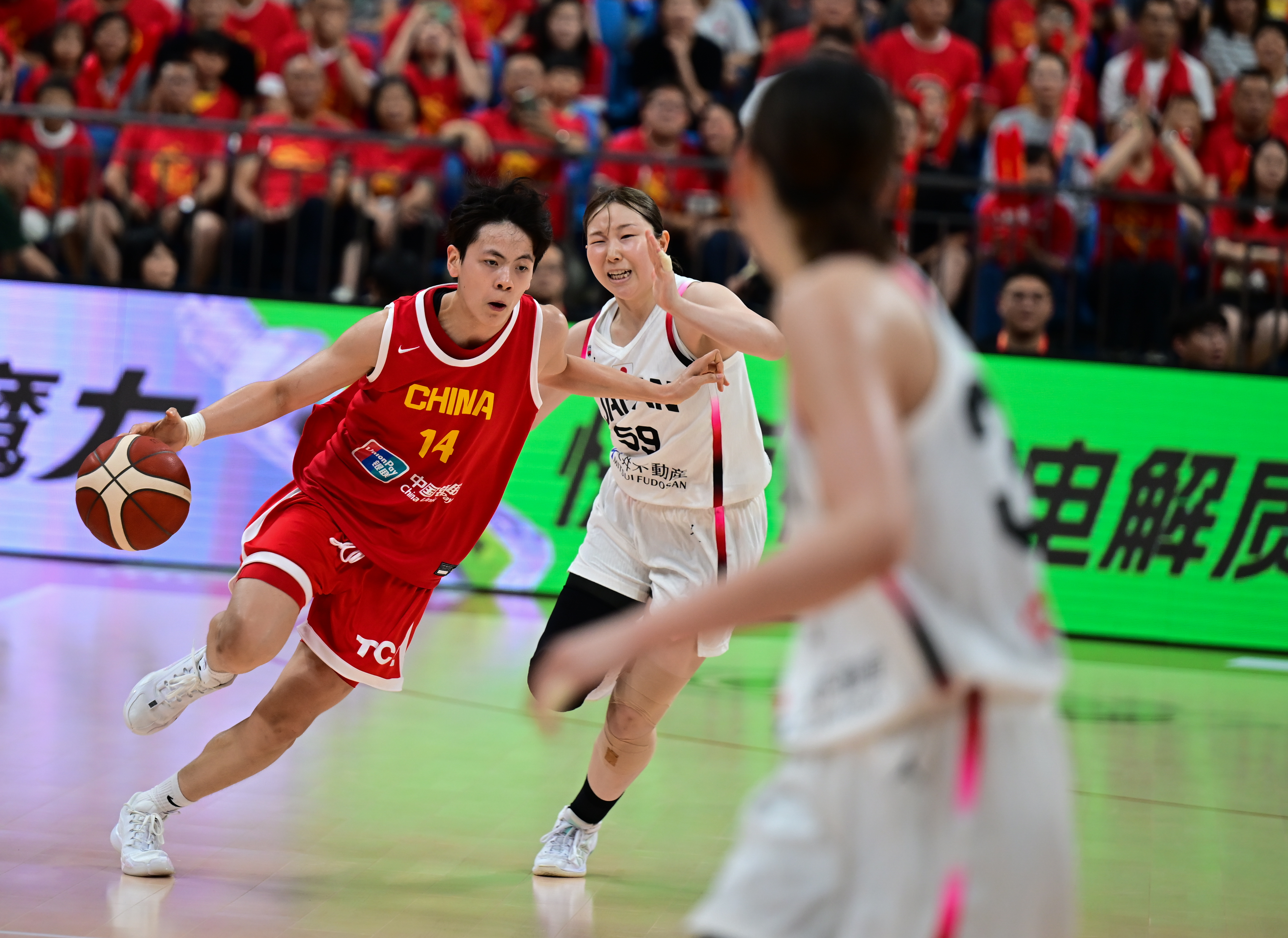 北京女篮在主场表现出色,夺得关键胜利