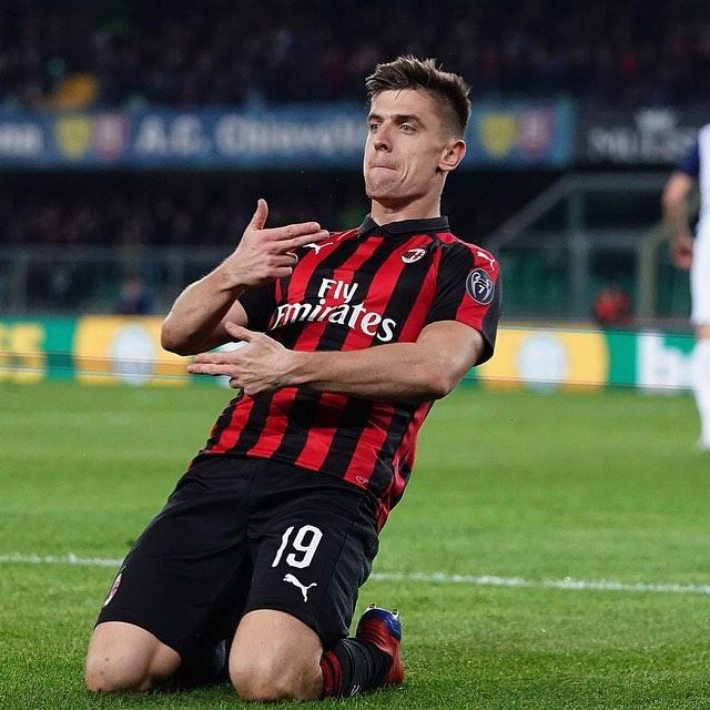 米兰体育网址-夺冠争夺白热化,球队势头逐渐壮大