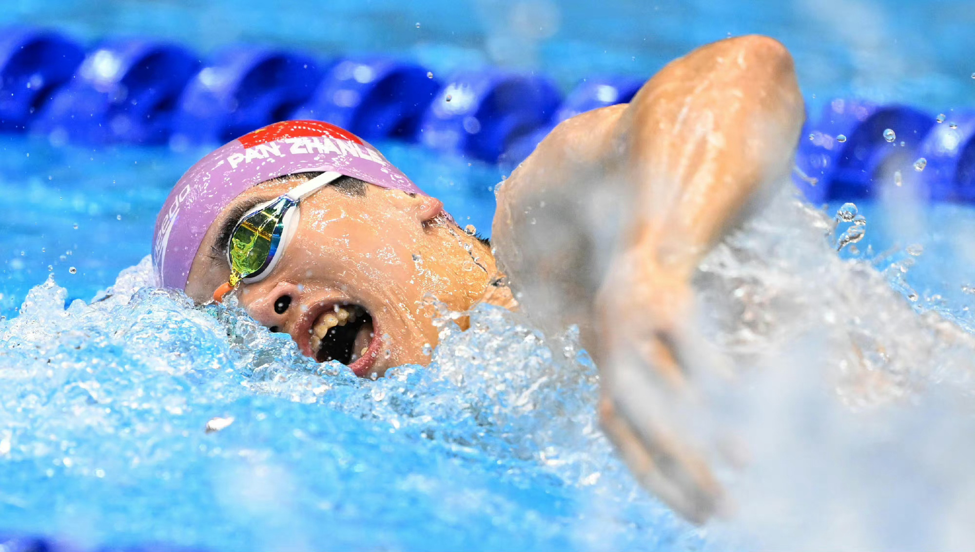 米兰体育入口-俄罗斯选手创造新纪录，夺得游泳金牌