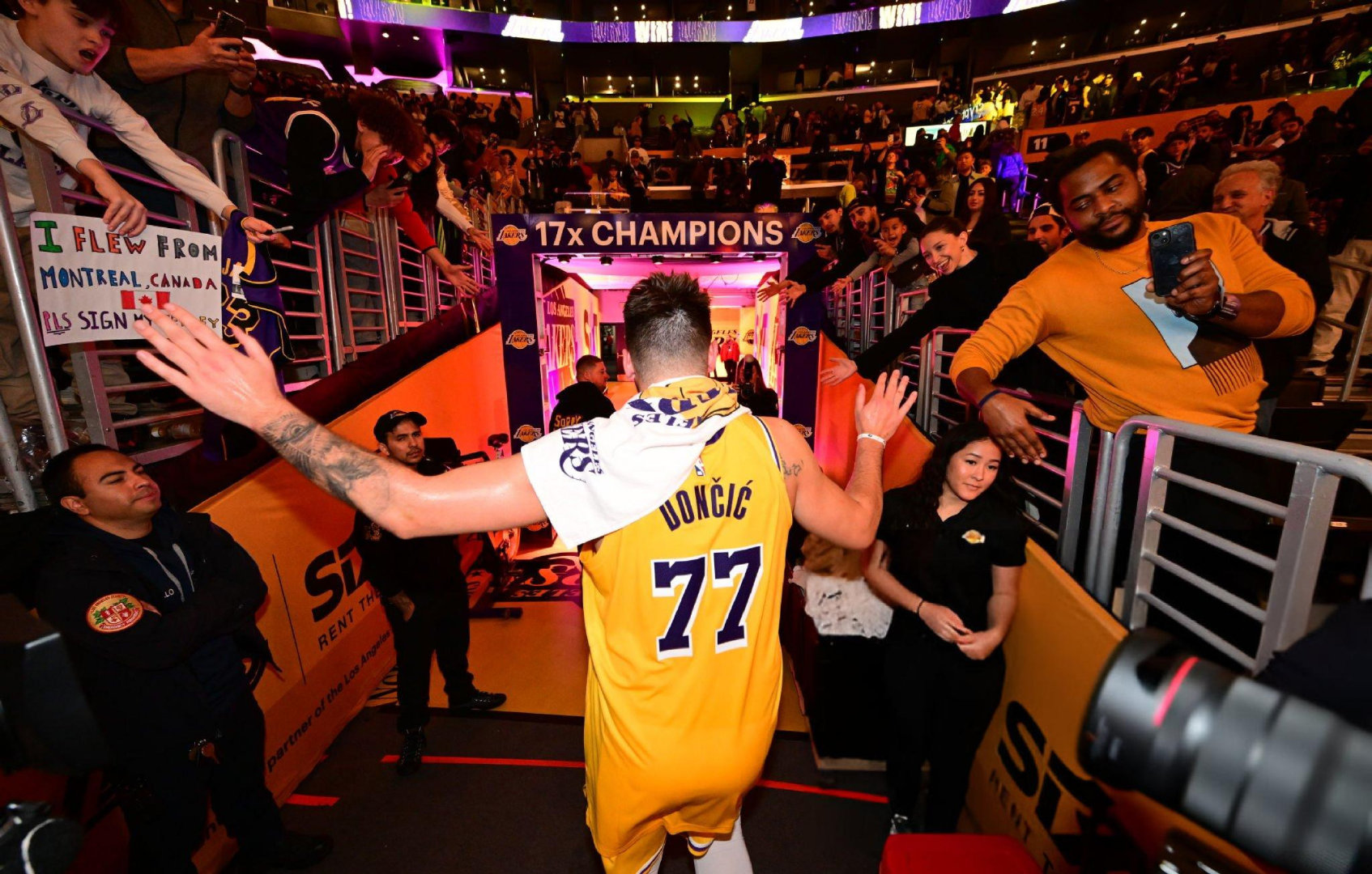 米兰体育官方登录入口-尼克斯队新秀球员在场上大放异彩引发关注