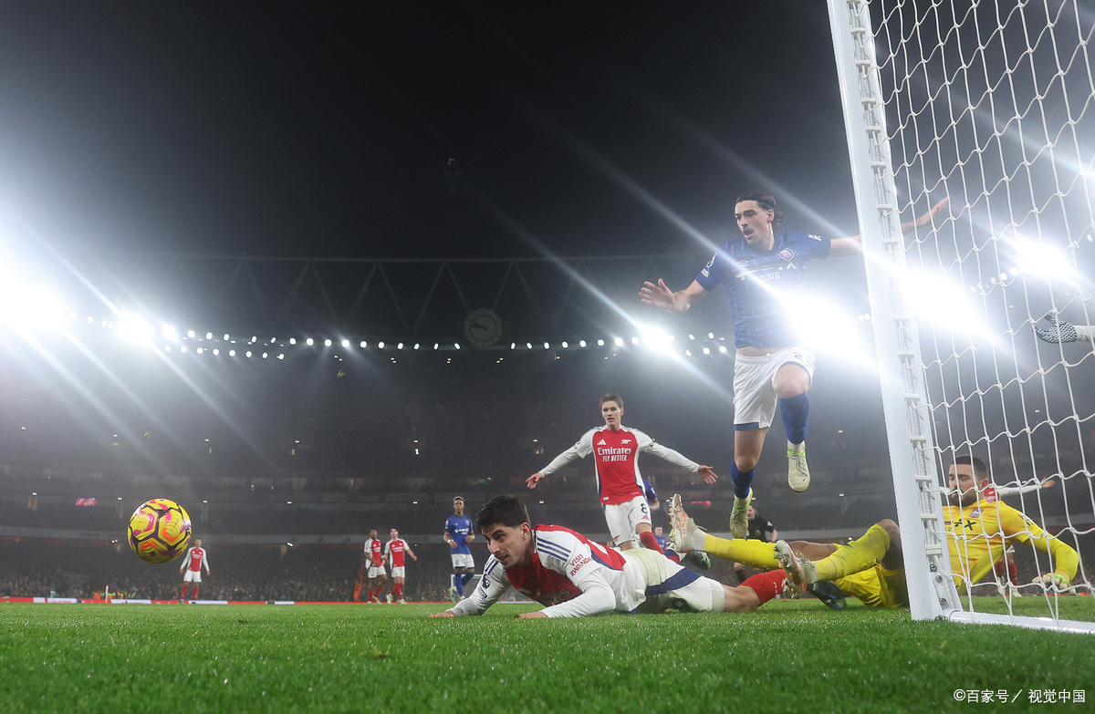 米兰体育教练-足球比赛中球员士气高涨备战