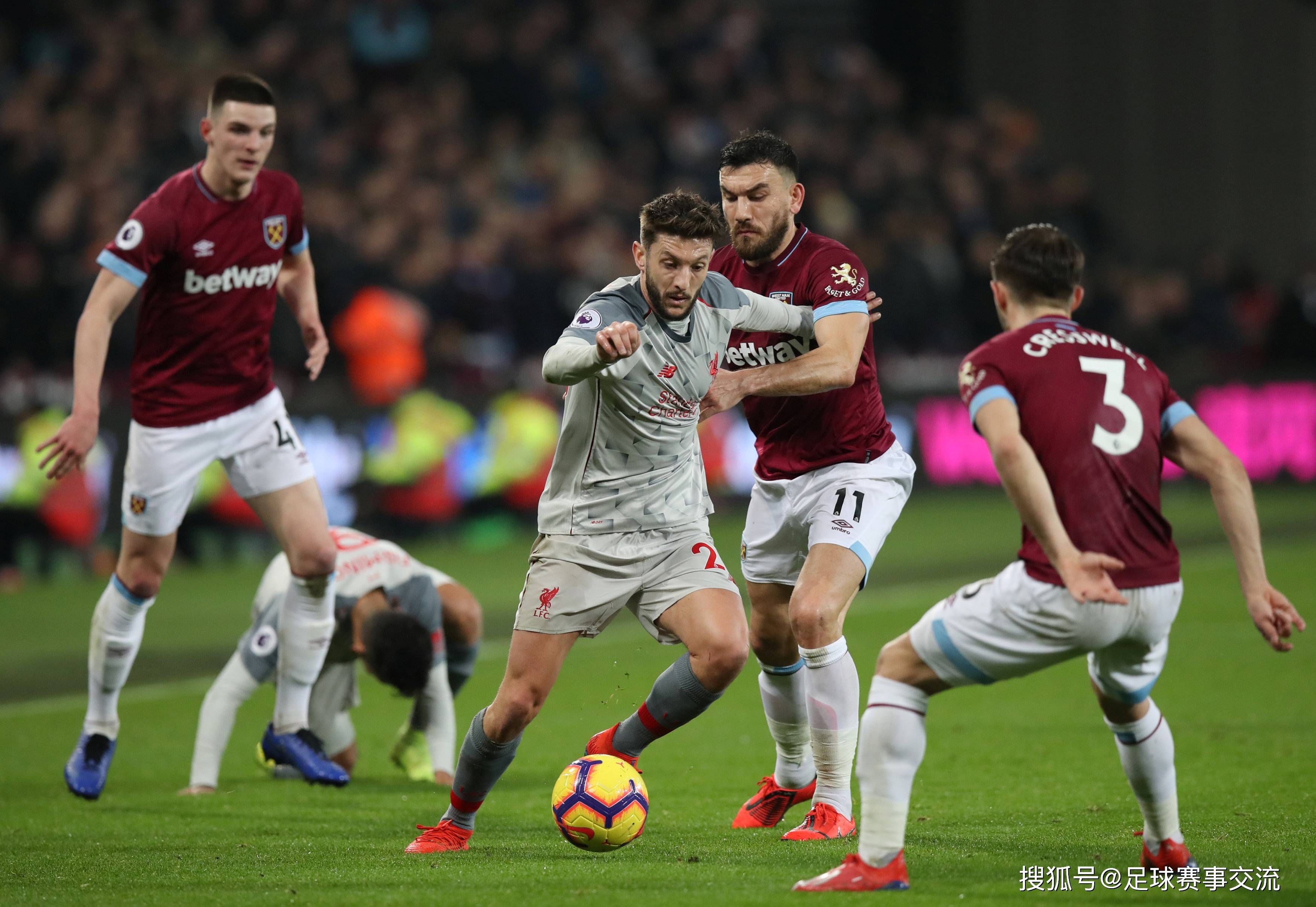 米兰体育活动-关于紧凑激烈的足球比赛，球员奋力争夺胜利的信息