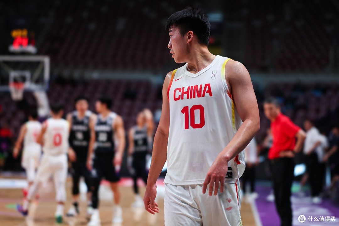 米兰体育娱乐-篮球巨星再次闪耀赛场，精彩瞬间抢眼